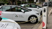 Mit dem Elektro-Mietauto das Urlaubsland erkunden – das wäre die Idee der EU-Kommission.