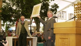 Saalfelden wurde im Jahr 2000 zur Stadt erhoben: Altlandeshauptmann Franz Schausberger (li.) ...