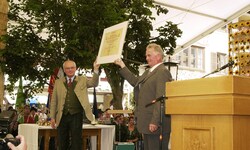 Saalfelden wurde im Jahr 2000 zur Stadt erhoben: Altlandeshauptmann Franz Schausberger (li.) ...