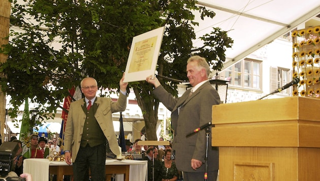 Saalfelden wurde im Jahr 2000 zur Stadt erhoben: Altlandeshauptmann Franz Schausberger (li.) ...