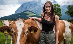 Erst 22 Jahre alt: Ganz allein führt Kristina G. jetzt die Landwirtschaft mit 74 Rindern.