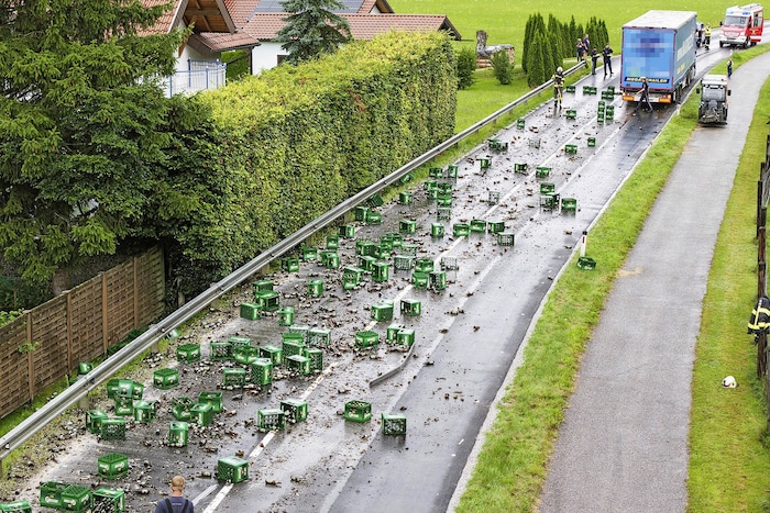 240 Kisten Bier hatte der Lkw verloren.