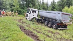Der Lastkraftwagen landete im Straßengraben.