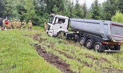 Der Lastkraftwagen landete im Straßengraben.