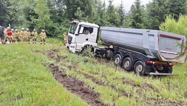 Der Lastkraftwagen landete im Straßengraben.