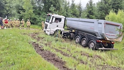 Der Lastkraftwagen landete im Straßengraben.
