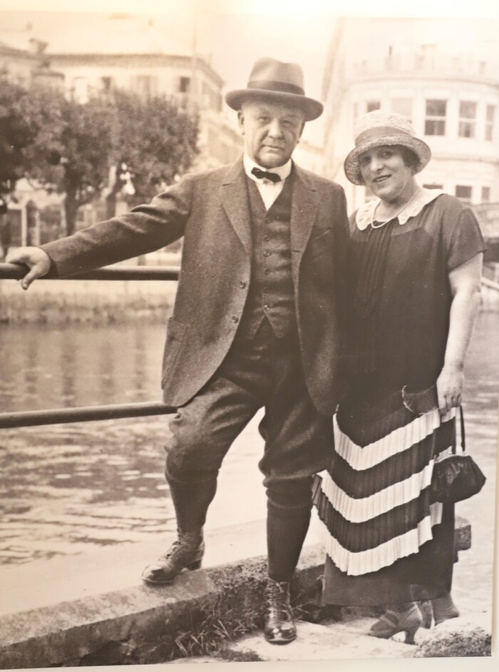 Franz Lehár und seine Frau Sophie bei einem Spaziergang nahe der Villa an der Traun.