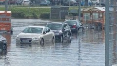 Die Feuerwehr musste Autolenker aus ihren Fahrzeugen befreien.