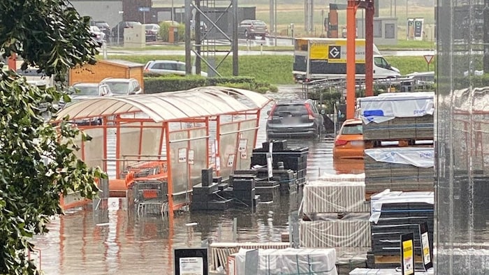 Parkplätze und Straßen in Horn wurden vom Regen geflutet