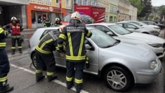 Feuerwehrleute beruhigten das Kind und holten es aus dem Wagen