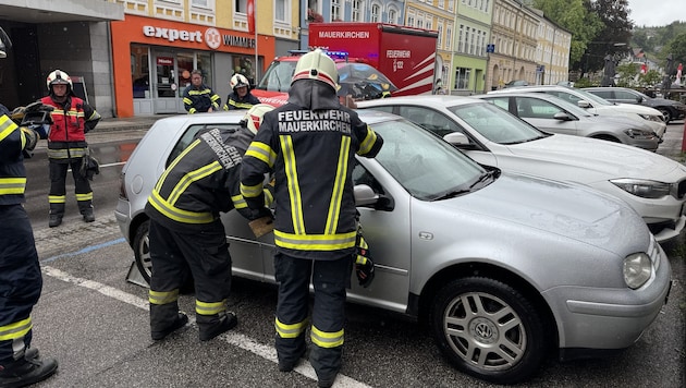 Feuerwehrleute beruhigten das Kind und holten es aus dem Wagen