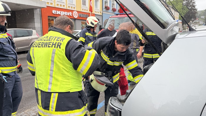 Über den Kofferraum kamen die Helfer in den Wagen und befreiten das Kind