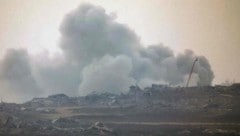 Nach neuerlichen israelischen Luftschlägen steigt über dem Gazastreifen Rauch auf.