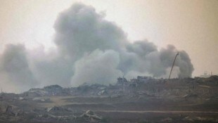 Nach neuerlichen israelischen Luftschlägen steigt über dem Gazastreifen Rauch auf.