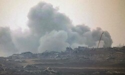 Nach neuerlichen israelischen Luftschlägen steigt über dem Gazastreifen Rauch auf.
