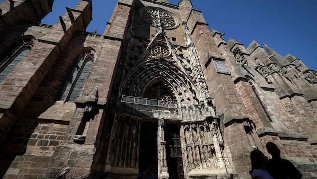 Das Pariser Wahrzeichen war bei einem verheerenden Brand im April 2019 teilweise zerstört ...