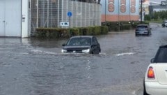 In Horn verwandelten sich Straßen blitzartig in Flüsse, Lenker saßen darin fest.