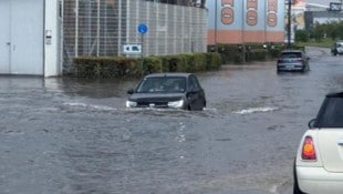 In Horn verwandelten sich Straßen blitzartig in Flüsse, Lenker saßen darin fest.