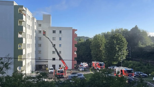 Die Feuerwehr brachte die Drehleiter in Stellung