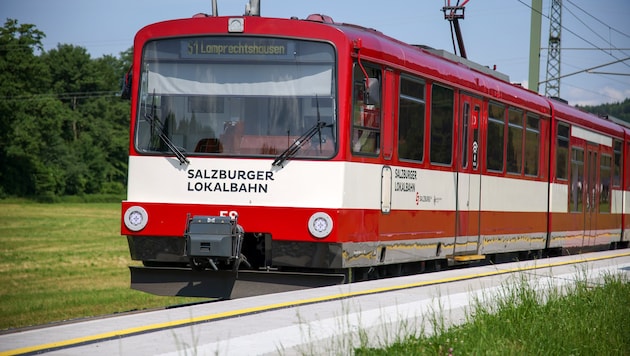 Weil die Gleise blockiert waren, konnte die Lokalbahn nicht fahren.