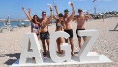 Carina, Florian, Sarah, Niko und Tobias (v.l) aus dem Burgenland mit den Postkarten.
