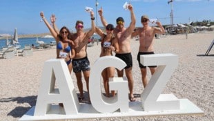 Carina, Florian, Sarah, Niko und Tobias (v.l) aus dem Burgenland mit den Postkarten.