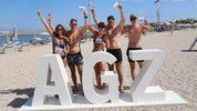 Carina, Florian, Sarah, Niko und Tobias (v.l) aus dem Burgenland mit den Postkarten.
