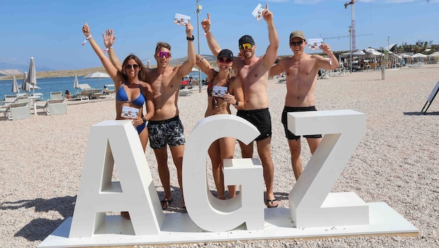 Carina, Florian, Sarah, Niko und Tobias (v.l) aus dem Burgenland mit den Postkarten.