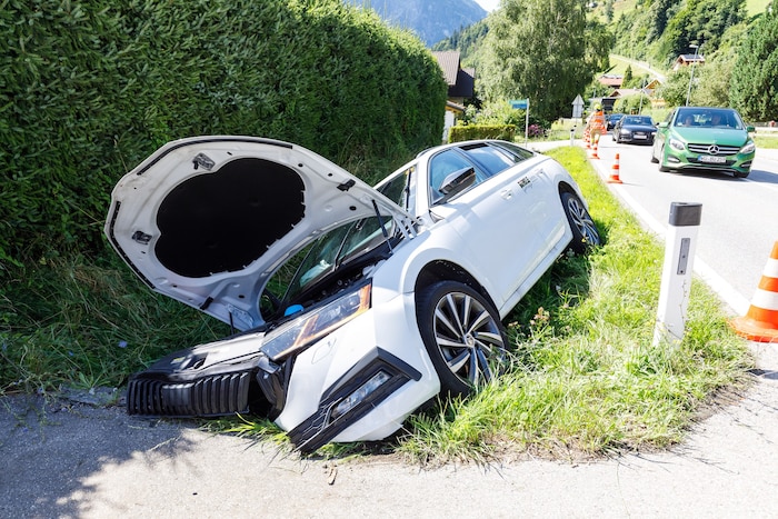 Der Wagen musste von der Feuerwehr geborgen werden.