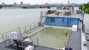 Das LIFE-Boat4Sturgeon am Donauufer, unweit der Reichsbrücke. Hier ist das Mutterfischbecken zu ...