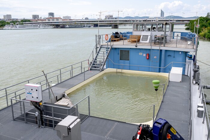 Das LIFE-Boat4Sturgeon am Donauufer, unweit der Reichsbrücke. Hier ist das Mutterfischbecken zu ...
