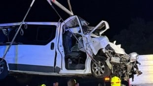 Beim Eintreffen an der Unfallstelle zeigte sich ein schwerbeschädigter Kleinbus, der nach dem ...