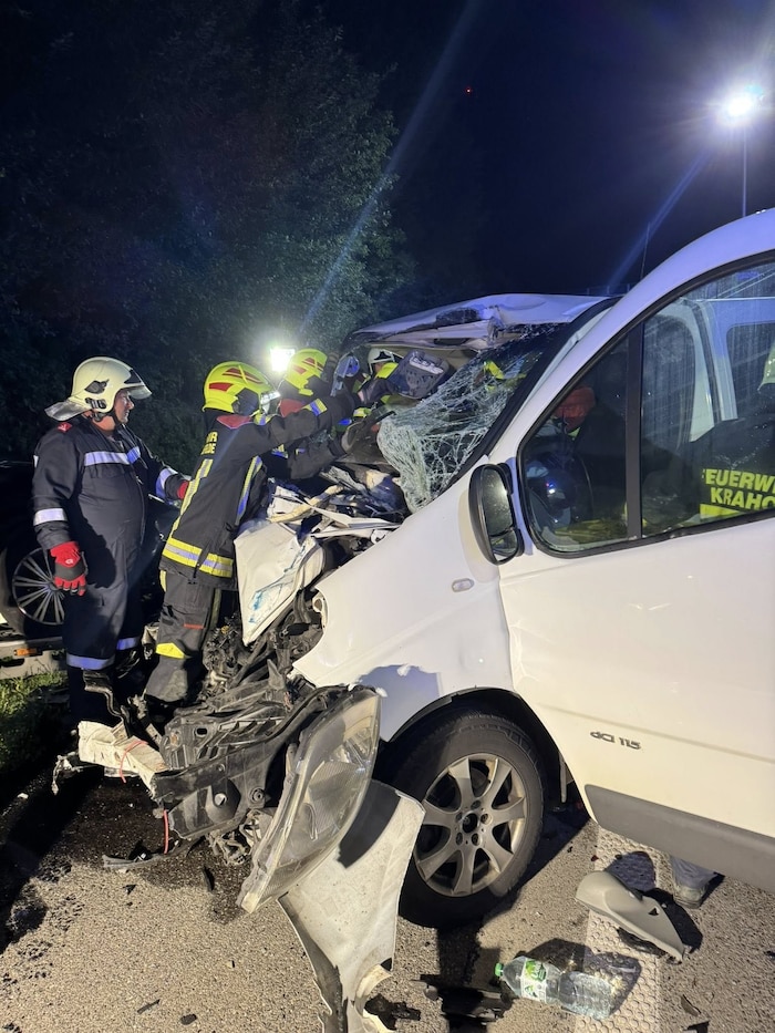 Acht der zehn rumänischen Insassen im Kleintransporter wurden verletzt, mindestens zwei davon ...
