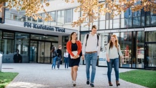Gut gelaunte Studierende vor dem herbstlichen Campus der FH Kufstein Tirol – jetzt noch fürs ...