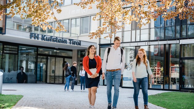 Gut gelaunte Studierende vor dem herbstlichen Campus der FH Kufstein Tirol – jetzt noch fürs ...