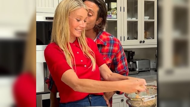 Ehemann Brad Falchuk bedankte sich mit einem Küsschen bei Gwyneth Paltrow, die Fans grausten ...