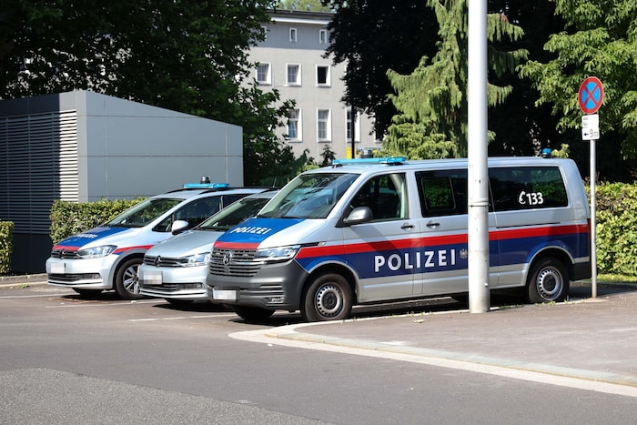 Dienstautos vor der Polizeistation am Linzer Hauptbahnhof. Der Verdächtige soll angetrunken von ...