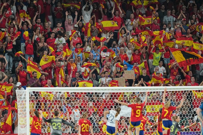 Spanien jubelt nach dem Sieg gegen Gastgeber Schweiz.