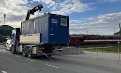 Ein Lkw beschädigte die Oberleitung.