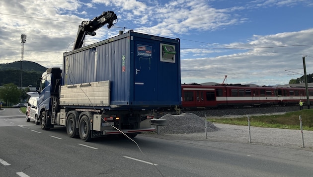 Ein Lkw beschädigte die Oberleitung.