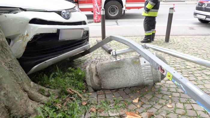Der Wagen wurde erst durch den Baum gestoppt.