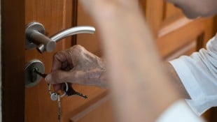 Eine 77-jährige Frau wurde beim Aufsperren ihrer Wohnungstüre von einem Unbekannten von hinten ...