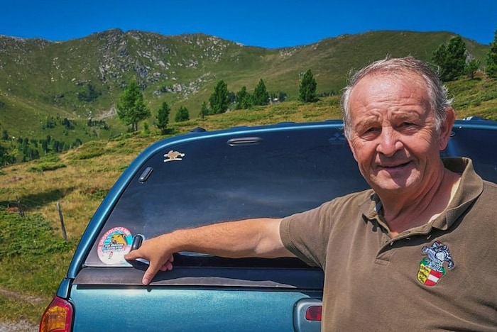 Aufsichtsjäger Bernhard Wadl hat den Sticker bereits auf sein Auto geklebt.