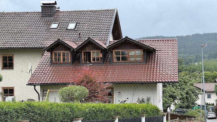 In einem Haus im Ort Zwiesel in Bayern wurden am Montag drei Leichen gefunden (siehe Bild oben).