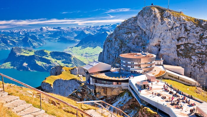 Der 2132 Meter hohe Pilatus-Gipfel bietet Aussicht, ein Restaurant und eine Vielzahl an schönen ...