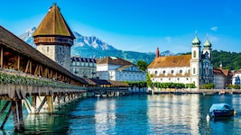 Luzerner Wahrzeichen und ein beliebtes Fotomotiv: die hölzerne Kapellbrücke. Sie verbindet die ...