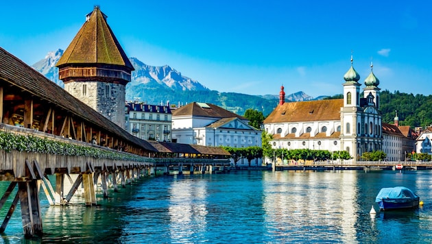 Luzerner Wahrzeichen und ein beliebtes Fotomotiv: die hölzerne Kapellbrücke. Sie verbindet die ...