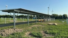 In Gattendorf werden Module errichtet, die sich mit der Sonne mitbewegen. 