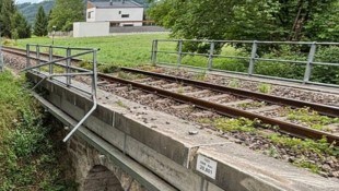 Der Wagen landete stark beschädigt im Bachbett.
