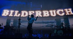 Handschellen an der Hose, glitzernde Armstrümpfe, kokette Hüftschwünge und eine unverwechselbare ...